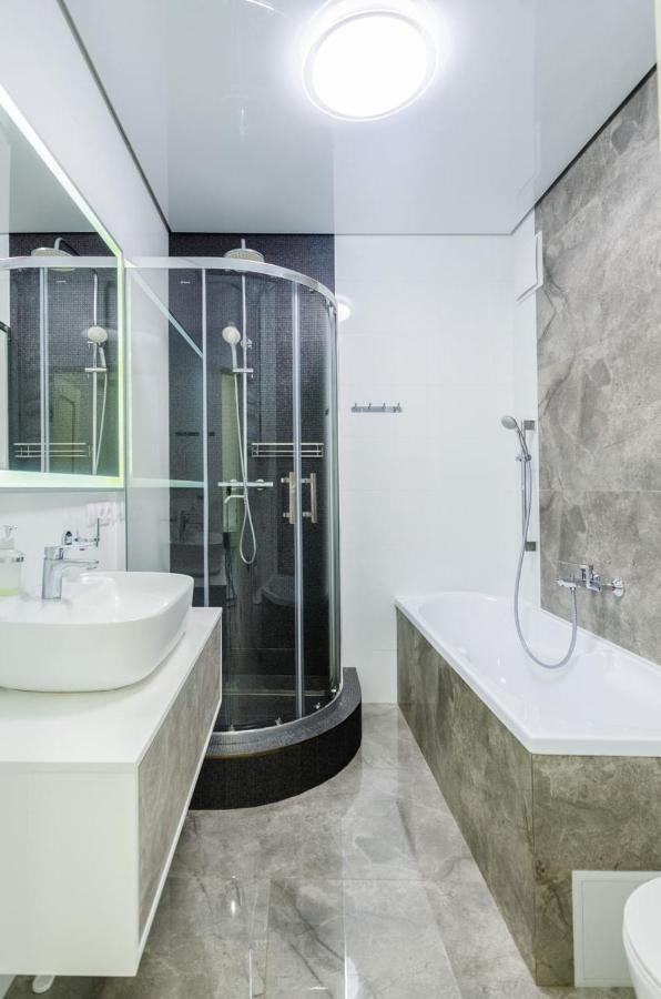 Kyiv White Apartment Victory Exterior photo